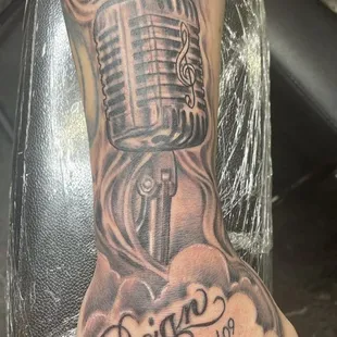 CLASIC MIC ON HAND B Y LUIS