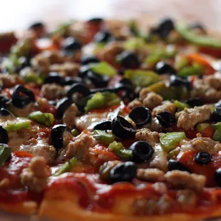 Green pepper/black olive pizza.