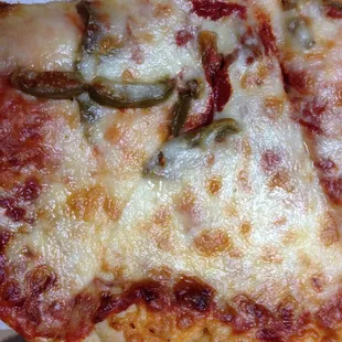 This is the plain pizza... It comes with lots of cheese and green peppers without having ordered a topping.