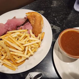 Bbq dinner plate with roast beef