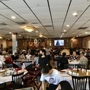 a crowded dining area