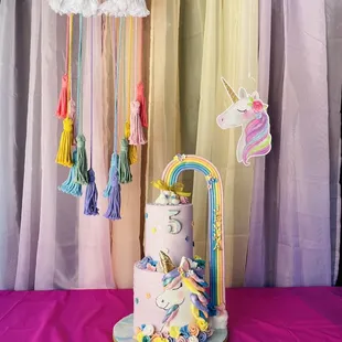 Can we talk about this cake for a minute?! I about died cutting into it cause I just wanted to keep it forever and ever as decor!