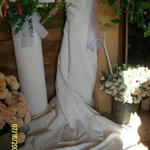 Bridal Consignment Gowns/Veils/headpieces/bridal accesories/jewlery and much more