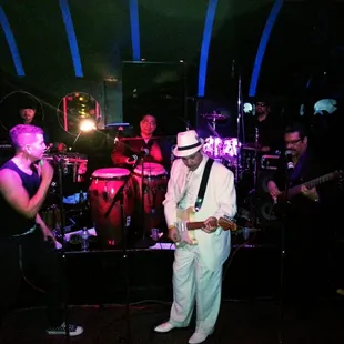 Live band! They also have free shots of Jose Cuervos - just LQQK for the pretty Asian "gal" with minnie skirt! It's FREE! :p