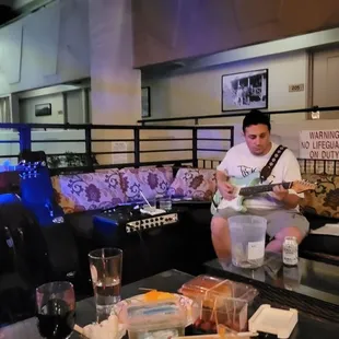 Live music &quot;The Key of G&quot;