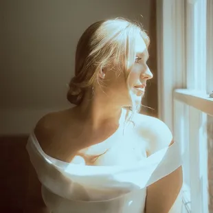 Vintage Style Bridal Portraits upstairs   @amandaandnico Www.AmandaandNico.com Instagram.com/amandaandnico