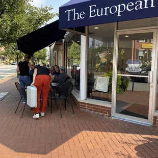 Seating outside - yes there is table service