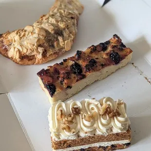 Almond Croissant, Bread Pudding, Carrot Cake | Instagram: @telephonesmoothie