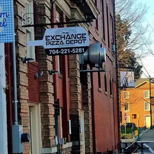 a street sign for exchange pizza