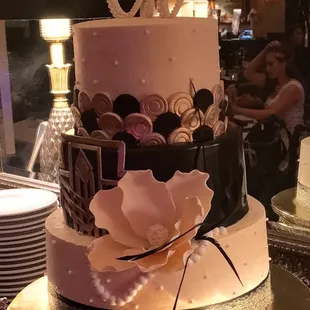 Beautiful Gatsby themed wedding cake.