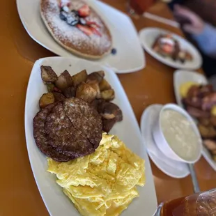 a plate of breakfast food