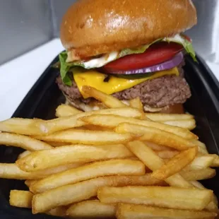 Cheeseburger with fries