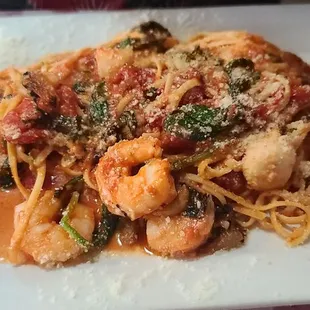 Linguini with shrimp and scallops