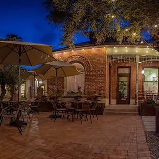 A fine spring evening on the Farish House patio.