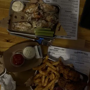 food, chicken wings and fried chicken