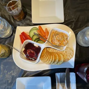 左:クリームチーズ、クランベリーソース、チリペッパー 右:チーズ、やさい？