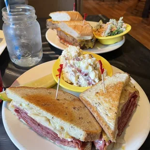 奥:ミートローフサンド　手前(忘れた)