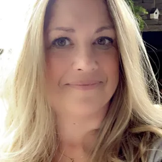 Lindsay L.