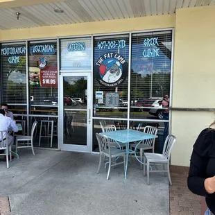 the outside of a fast food restaurant