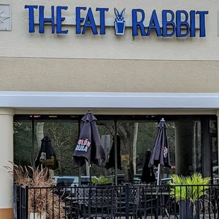 the outside of the restaurant