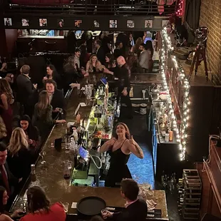 a crowd of people sitting at a bar