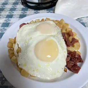 Corned beef hash with sunny side up eggs
