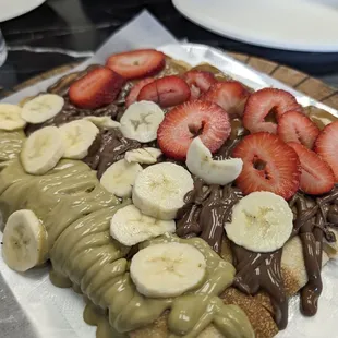 Sweet pie Biscoff, Nutella and pistachio  Topped with fresh banana and strawberry