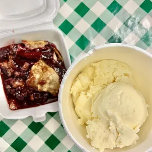 Blackberry cobbler with ice cream