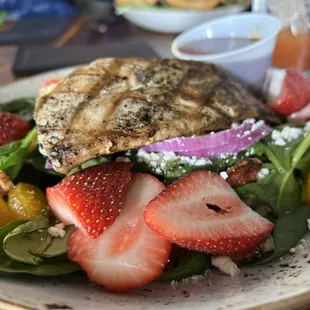 Spinach and goat salad with mahi