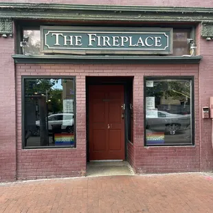 the entrance to the fire place