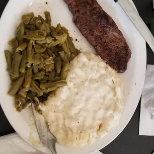 Steak, mashed potatoes and green beans