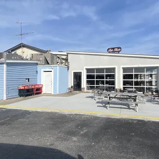 the outside of the restaurant