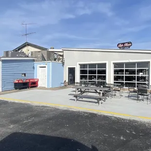 the outside of the restaurant