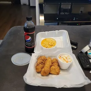 fried chicken and macaroni and cheese