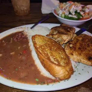 Stuffed chicken with crab and red beans and rice with toast.