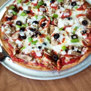 Supreme pizza on thin crust. All fresh and the crust was outstanding.