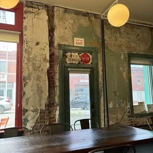 Love the distressed walls
