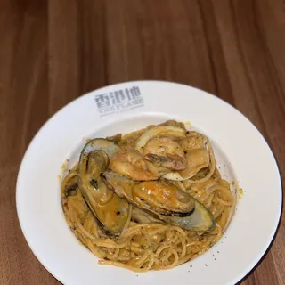 332. Seafood in Tom Yum Cream Sauce