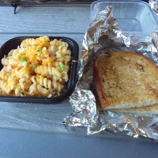 &quot;Beer Mac N&apos; Cheese&quot; with garlic butter sour dough bread.