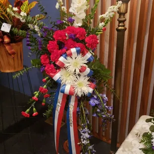 Pictures clearly showing that none of the arrant match, and the PURPLE filler being used as "blue" flowers.