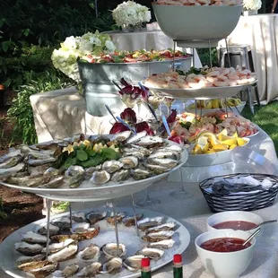 Raw Bar with Oysters on the 1/2 Shell, Shrimp, and Whole Lobsters