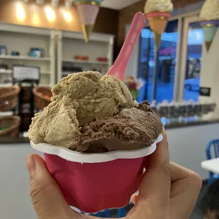 Medium cup split between gianduja (chocolate) and coffee