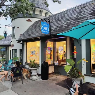 the outside of a restaurant