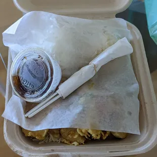 Parchment paper to separate sauce cups and utensils