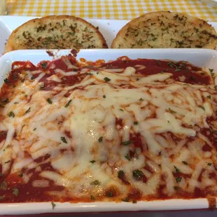 Manicotti and garlic bread- it&apos;s even better than mine. And I make amazing manicotti