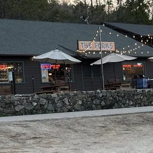 the outside of the restaurant