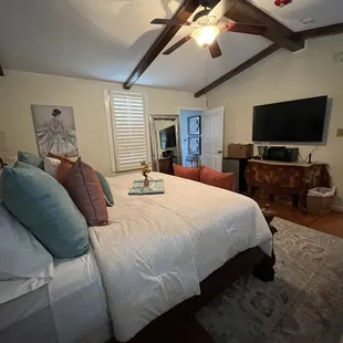 One of the bridal suites to get ready in. Has moderate size bathroom.