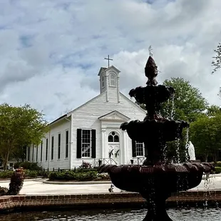 Beautiful churches near by to see and wander in the grass under the beautiful old Live Oak trees.