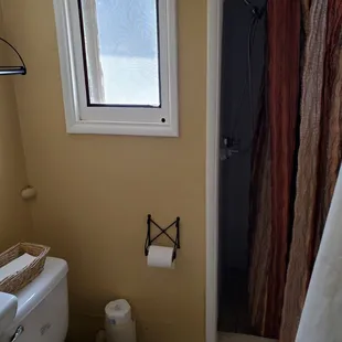 Bathroom w/shower