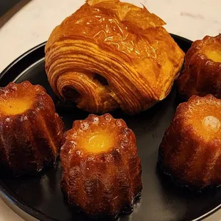 Pain au chocolat et quatre canelés (7/28/23)